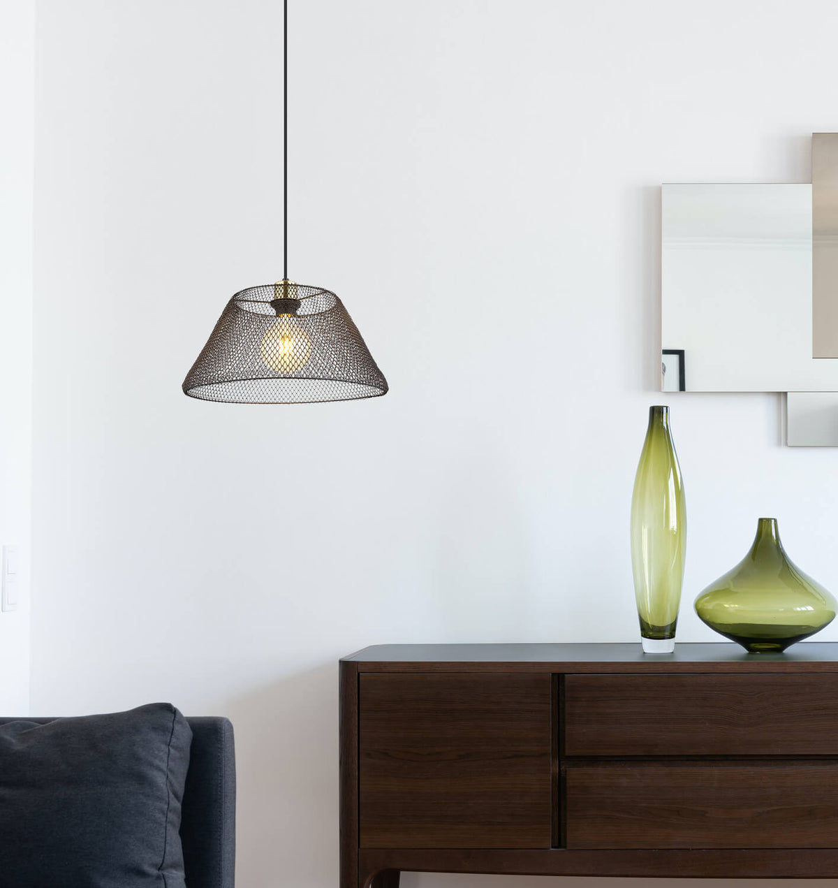 Mise en ambiance au-dessus d'un buffet en bois avec vases verts
