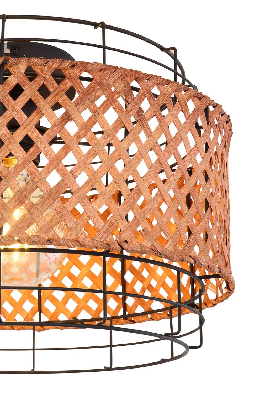 Détail rapproché du tressage en rotin et de la structure métallique noire du luminaire.