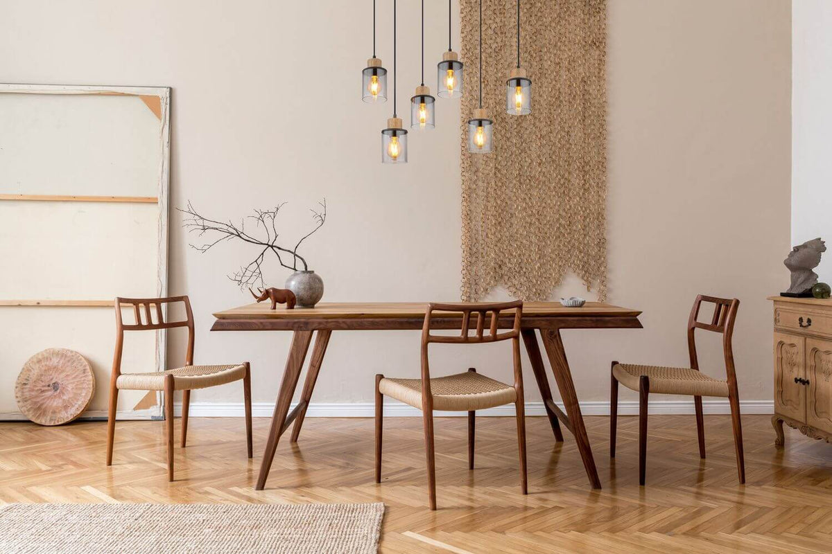 Mise en ambiance au-dessus d'une table à manger en bois clair