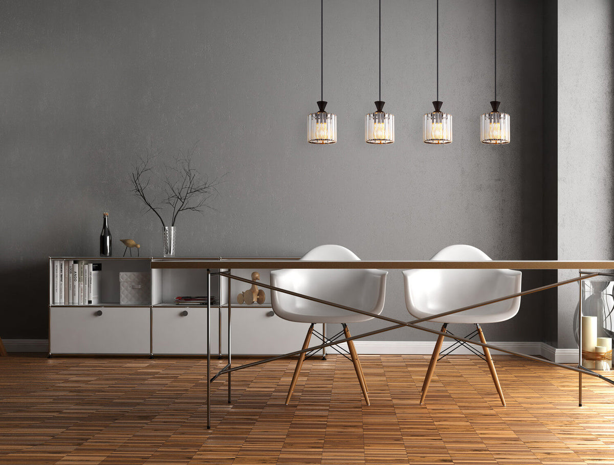 Mise en ambiance salle à manger, suspension noire allumée au-dessus d'une table en bois clair