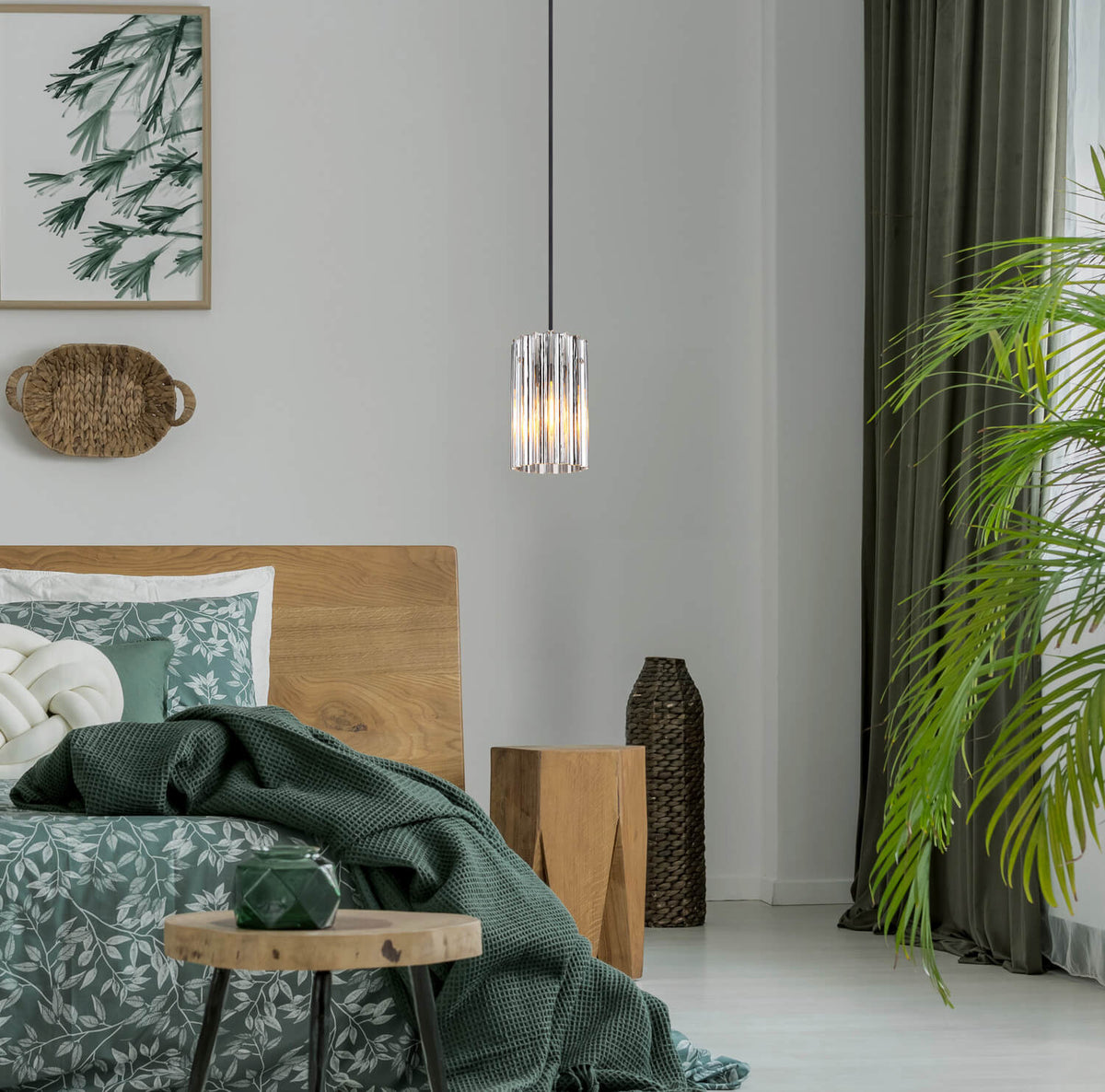 Mise en ambiance dans une chambre, suspension allumée au-dessus d'une table de chevet en bois