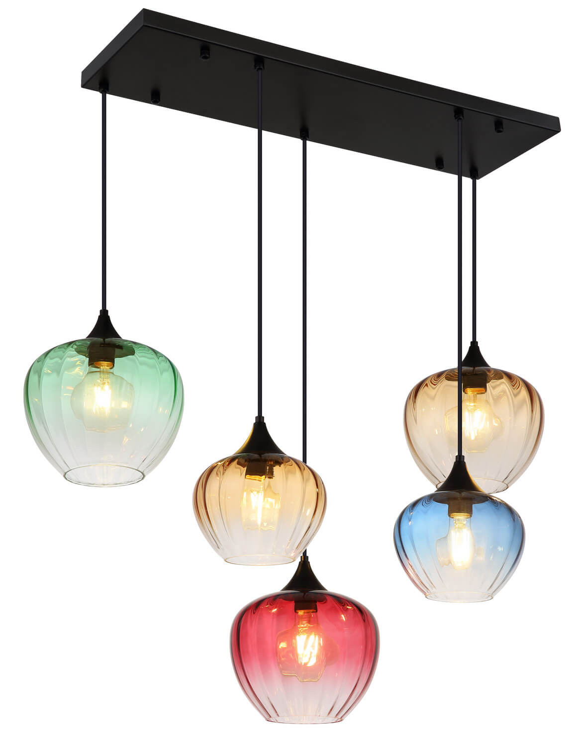Vue de face du luminaire allumé, cinq globes en verre coloré suspendus sous une barre noire.