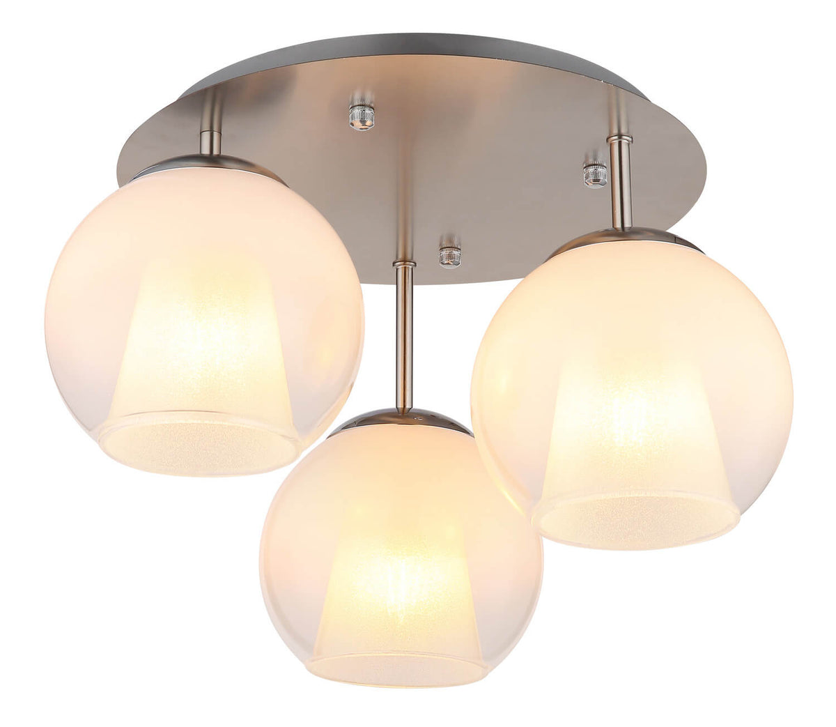Luminaire nickel satiné à trois globes opalins allumés sur fond blanc