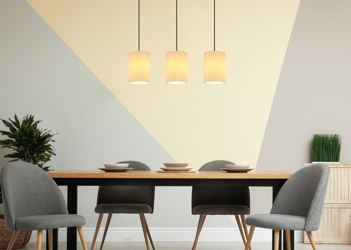 Mise en ambiance au-dessus d'une table de salle à manger dans un intérieur clair