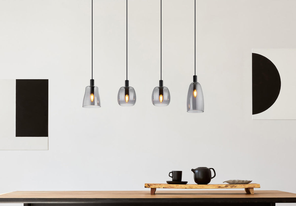 Mise en ambiance au-dessus d'une table en bois, décor minimaliste noir et blanc
