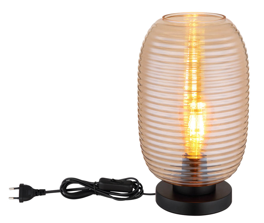 Lampe vue de trois quarts avec son câble noir et son interrupteur posé au sol
