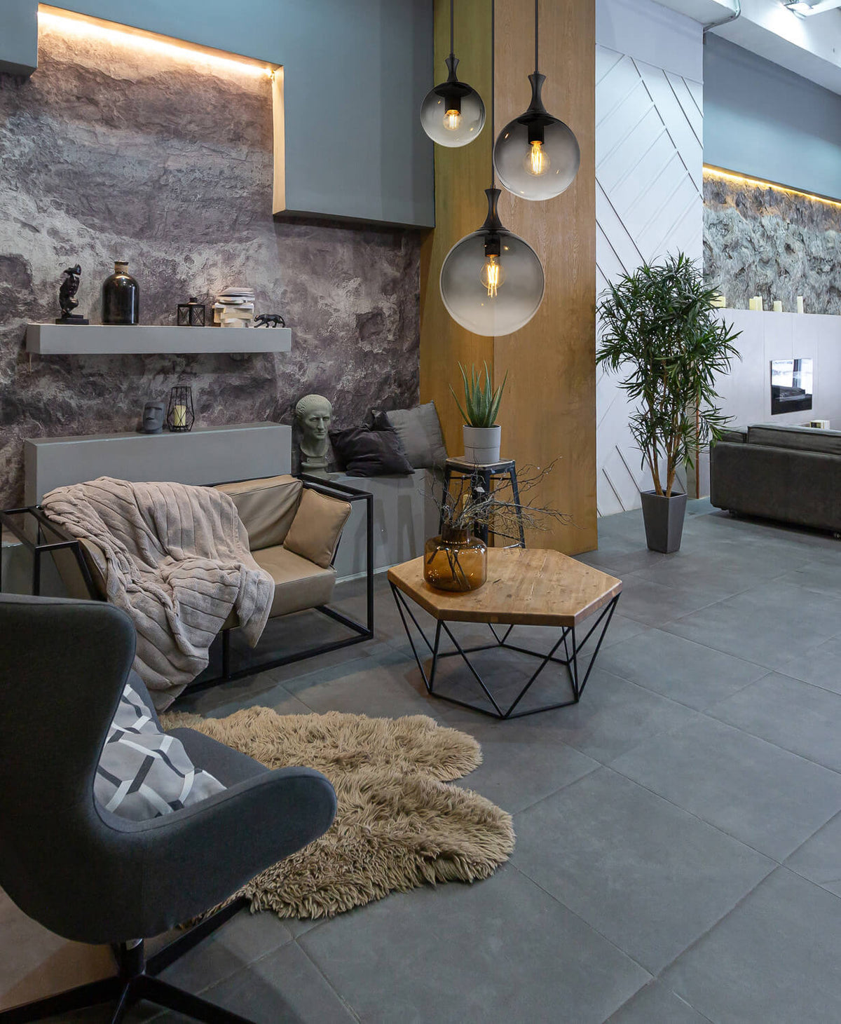 Mise en ambiance dans un salon moderne avec canapé beige, table basse et tapis