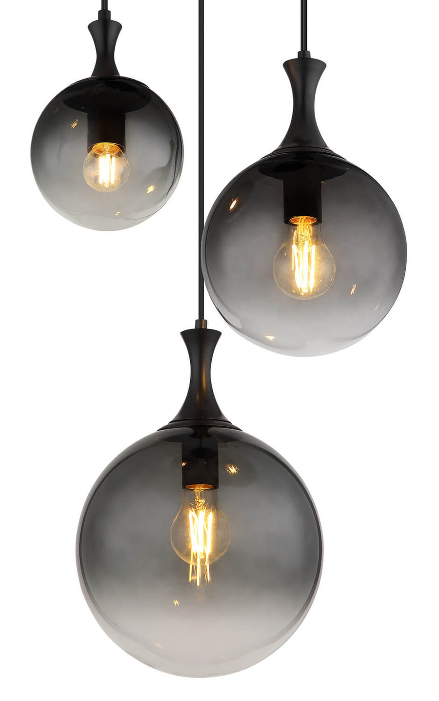 Gros plan des trois globes en verre fumé et des ampoules à filament allumées