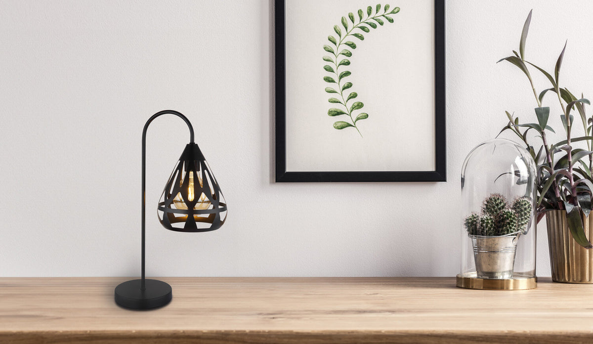 Mise en ambiance sur une table en bois, cadre végétal et plante en fond