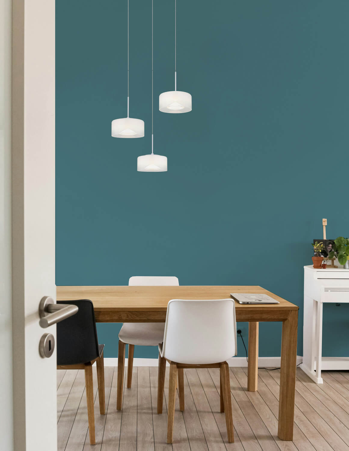 Mise en ambiance au-dessus d'une table en bois devant un mur bleu canard