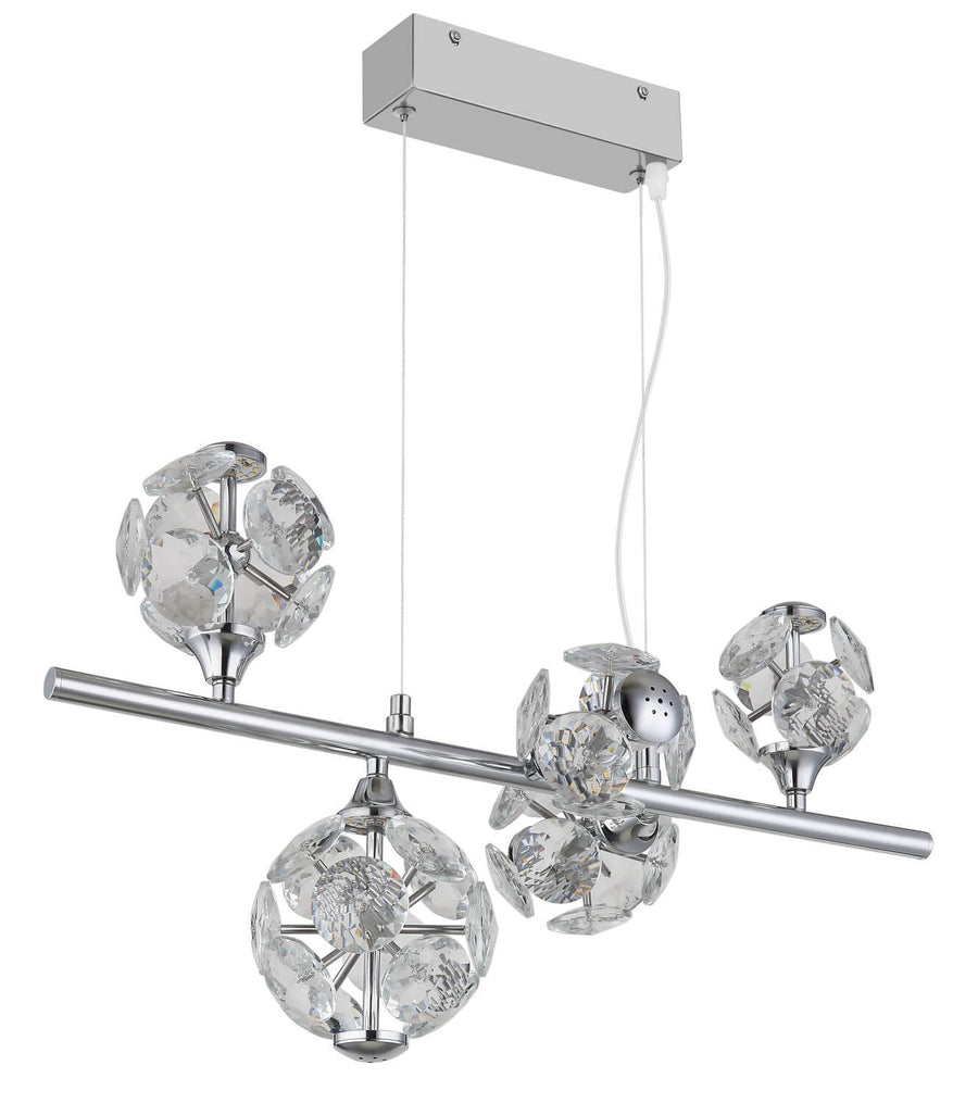 Vue de face du luminaire suspendu, globes en cristal non allumés, structure chromée sur fond blanc.
