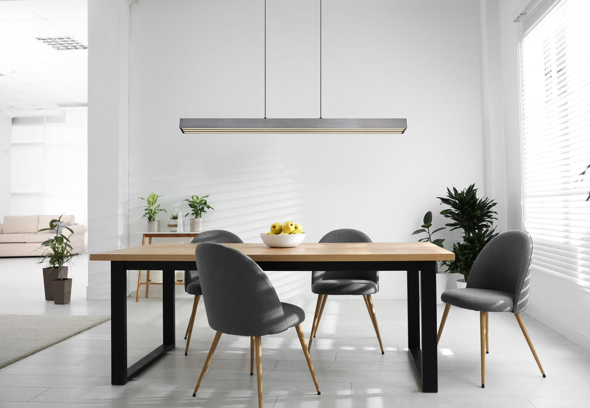 Mise en ambiance au-dessus d'une table de salle à manger dans un intérieur blanc lumineux.