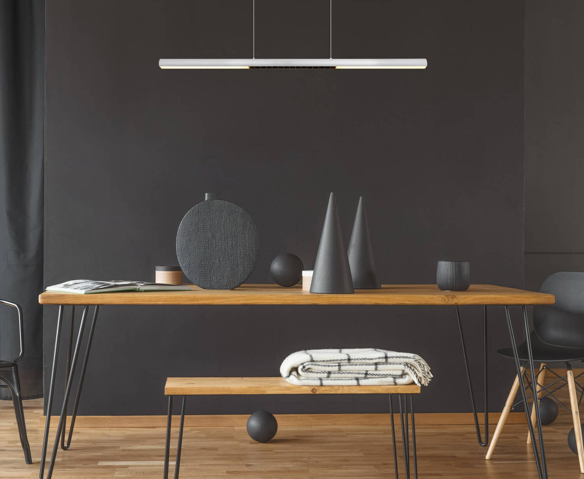 Mise en ambiance au-dessus d'une table en bois devant un mur noir mat