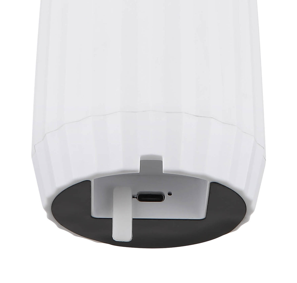 Détail du dessous de la lampe montrant le port USB-C et la trappe de recharge