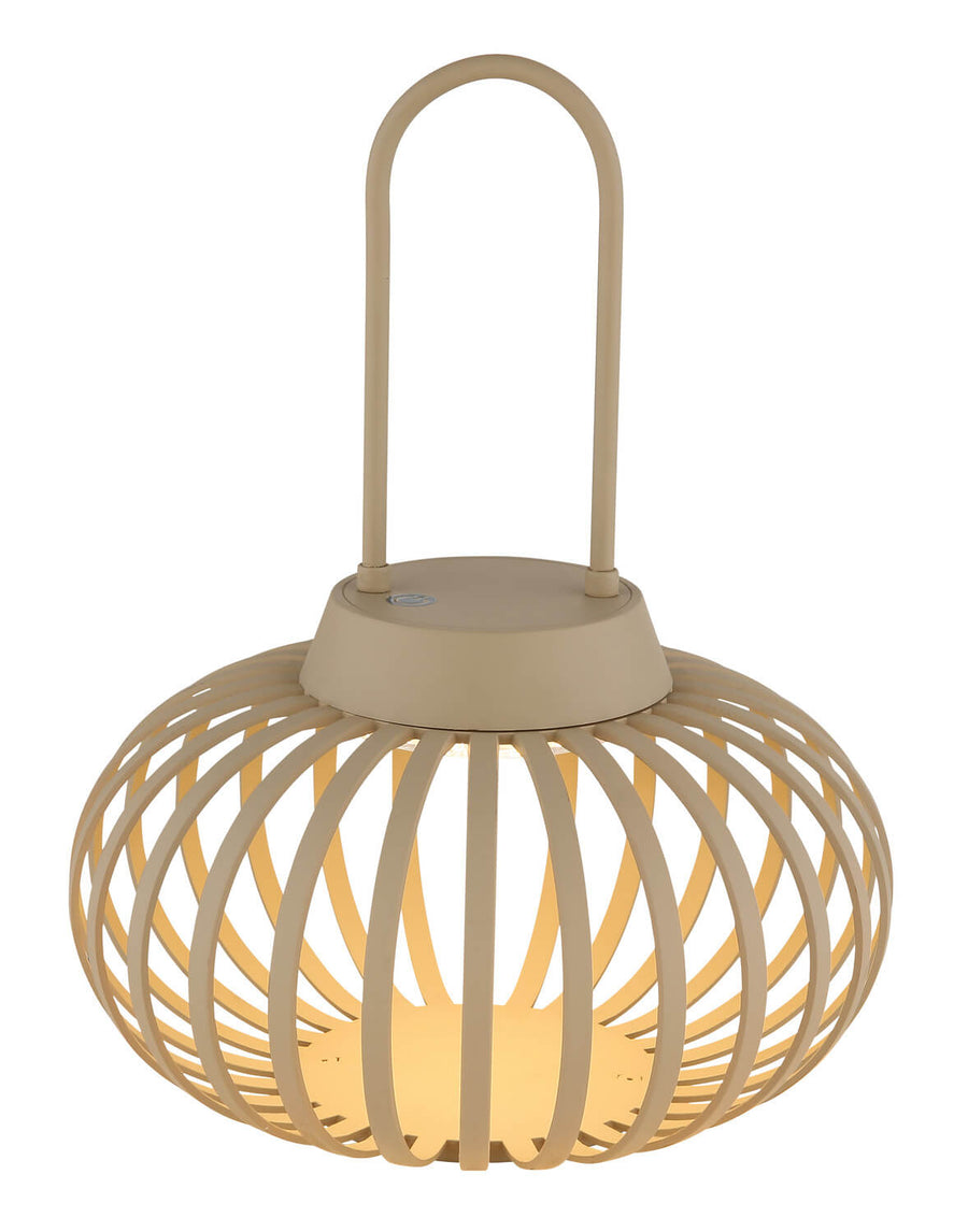 Lampe beige de face, abat-jour sphérique ajouré et grande anse de transport