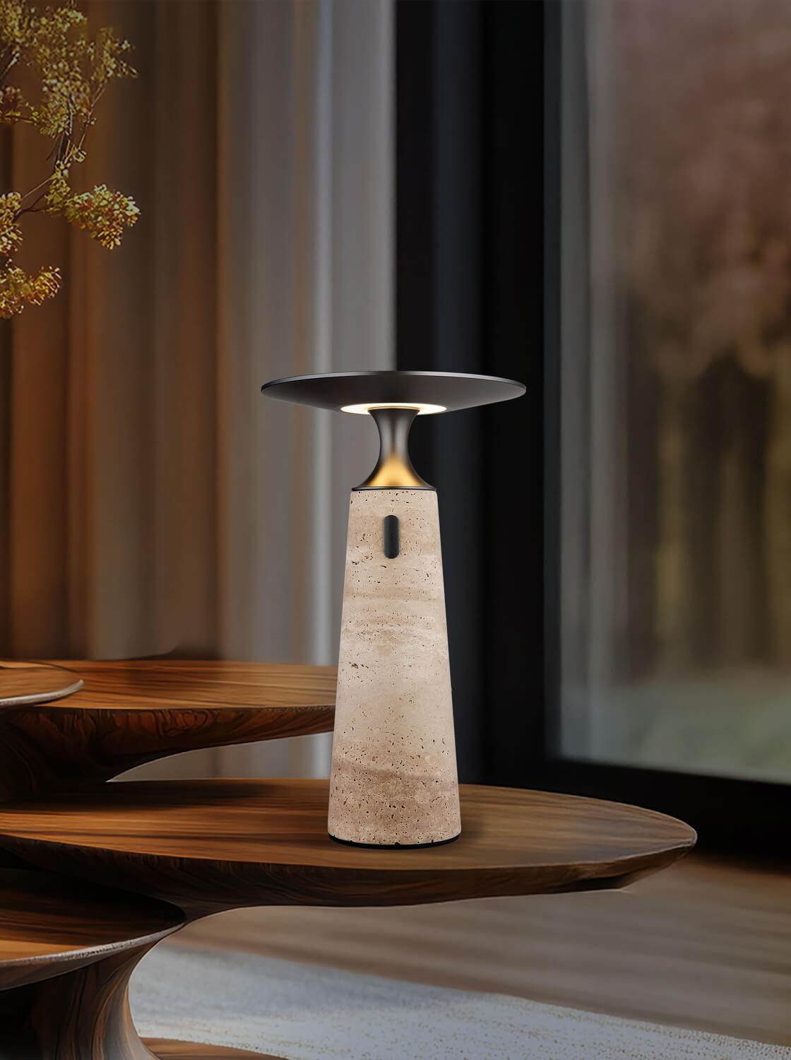 Mise en ambiance sur table en bois, lampe allumée dans un intérieur chaleureux