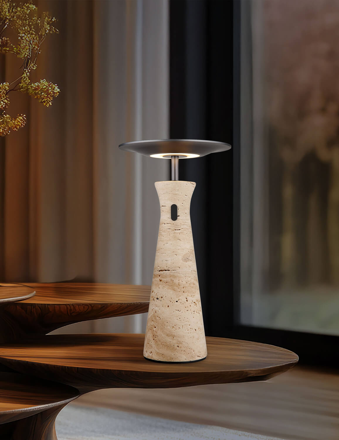 Mise en ambiance: lampe posée sur table en bois dans un intérieur chaleureux.