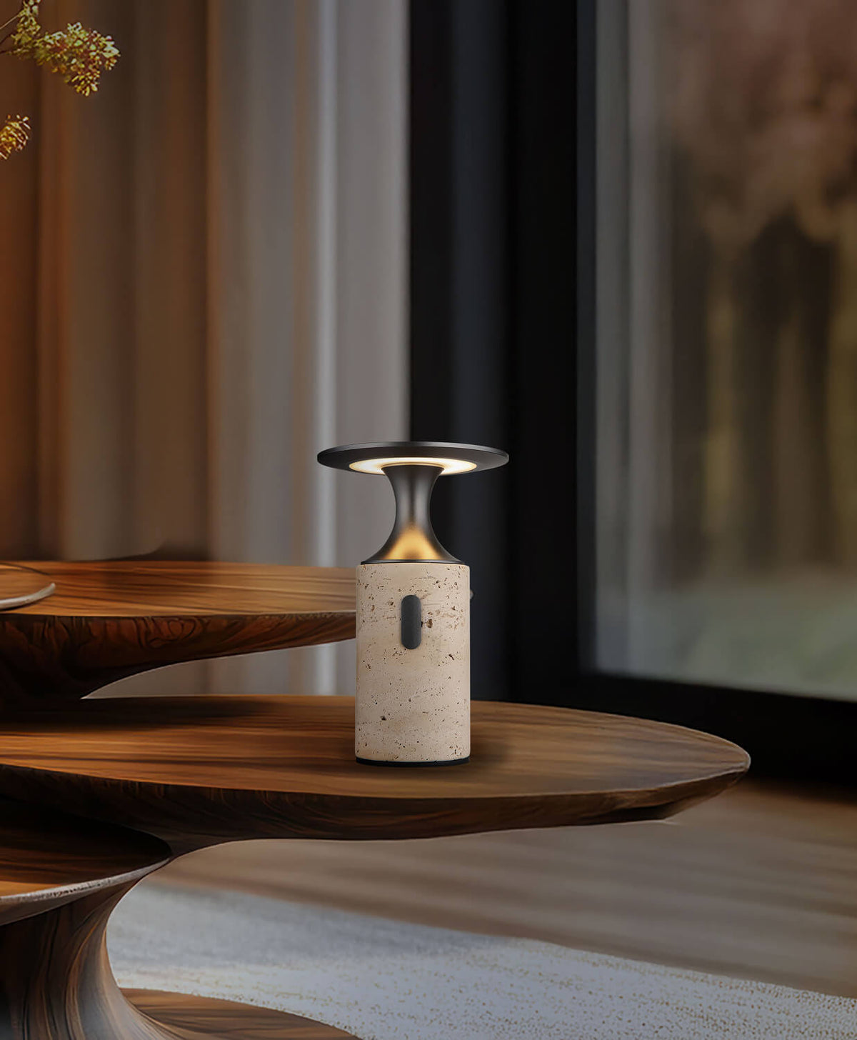 Mise en ambiance de la lampe posée sur une table basse en bois