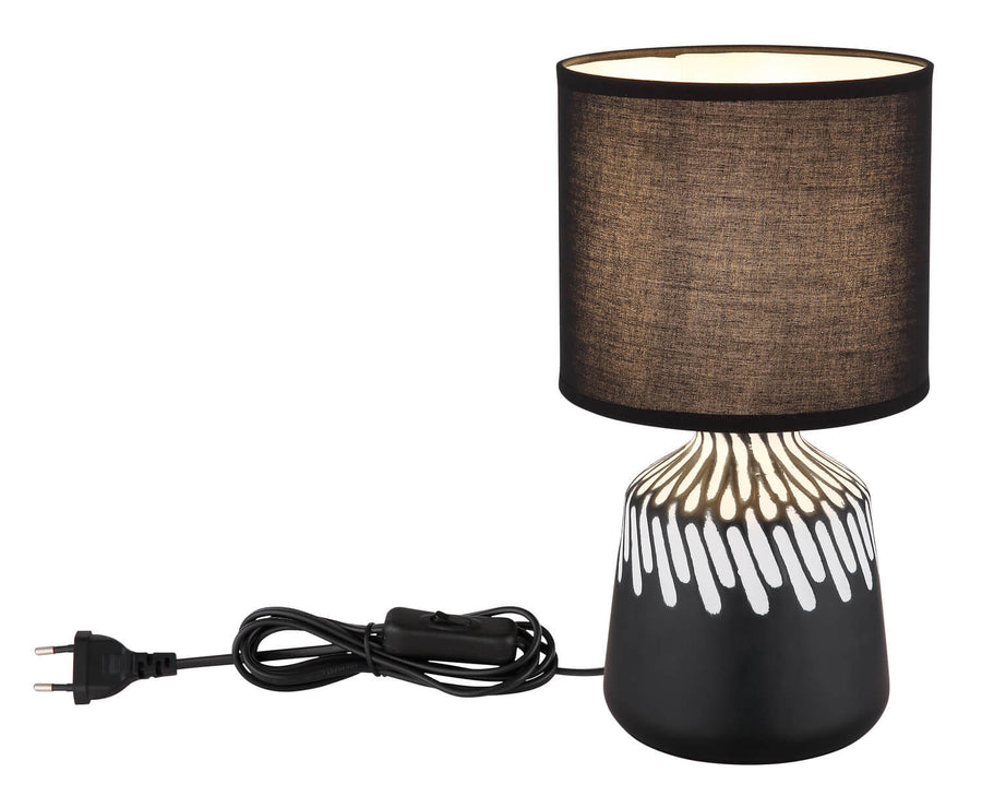 Produit avec câble d'alimentation noir et interrupteur posé à côté de la lampe