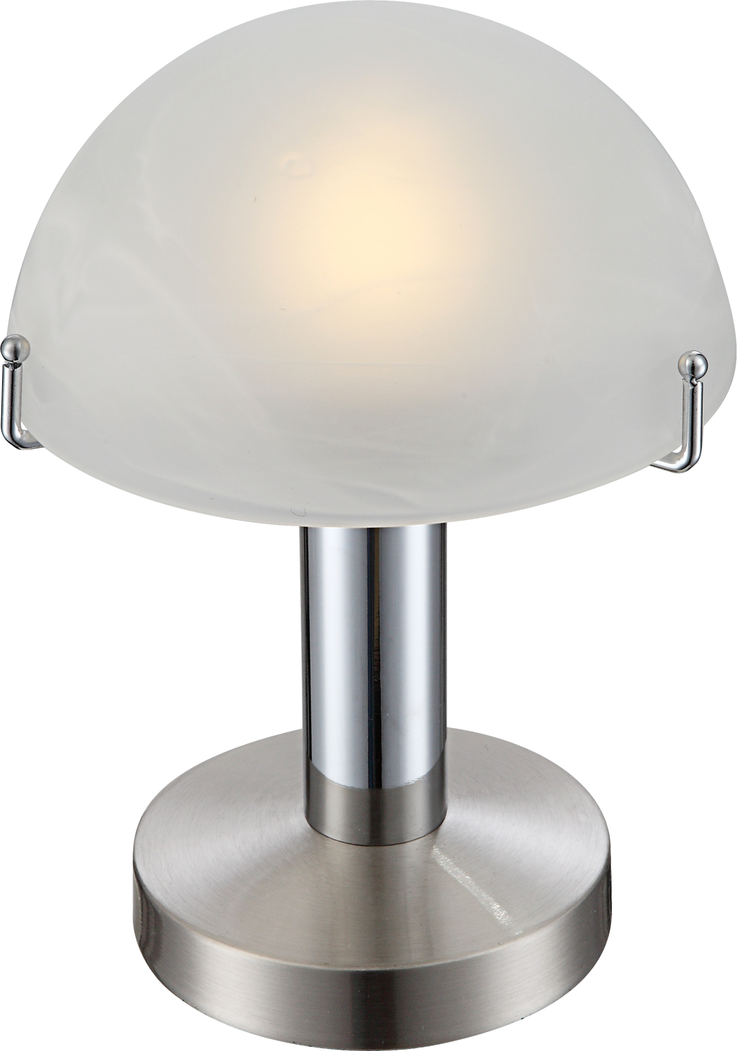 Vue rapprochée du luminaire, abat-jour en verre dépoli et colonne chromée avec reflets.