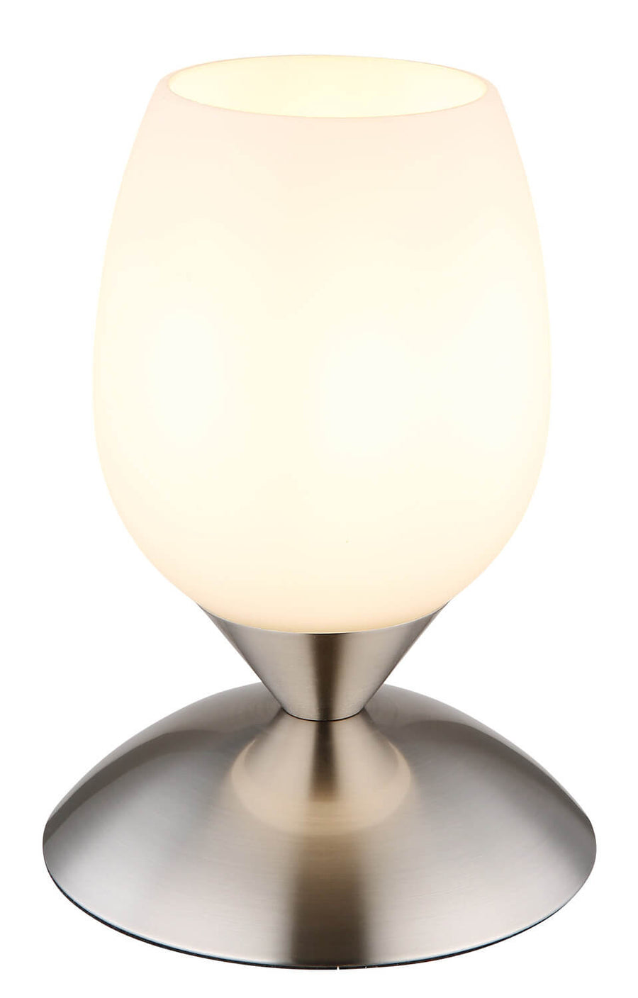 Vue rapprochée de la lampe allumée, mettant en valeur l'abat-jour et la base métallique.