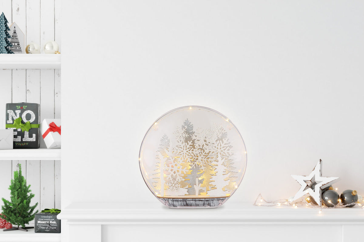 Mise en ambiance sur une étagère blanche avec décorations de Noël, cadeaux, étoile et guirlande lumineuse.