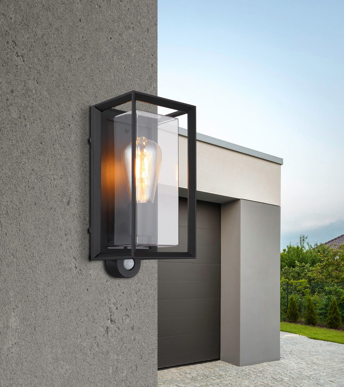 Mise en ambiance sur mur crépi extérieur devant une porte de garage