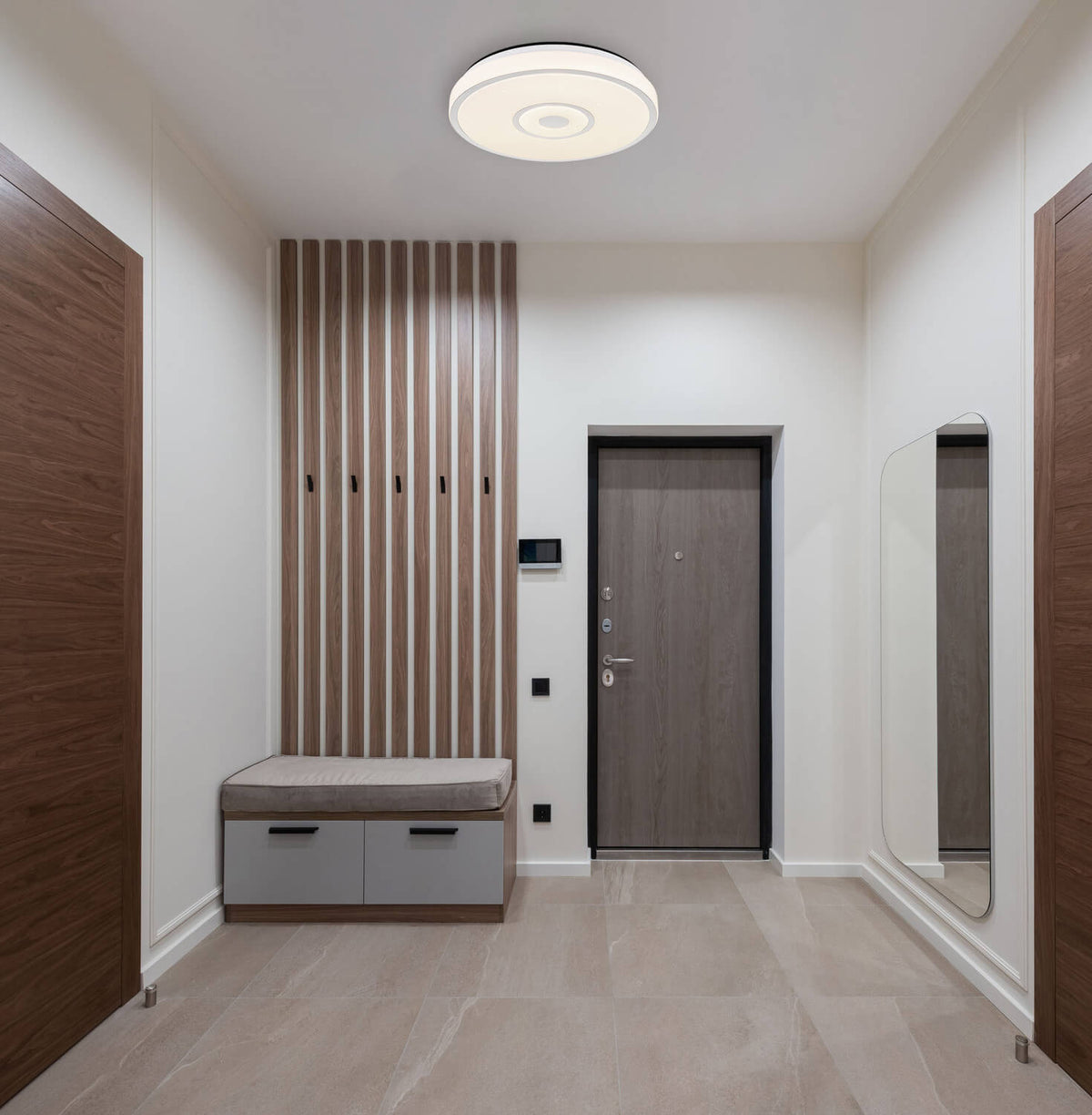 Plafonnier blanc installé au plafond dans une entrée moderne, avec meuble et miroir.