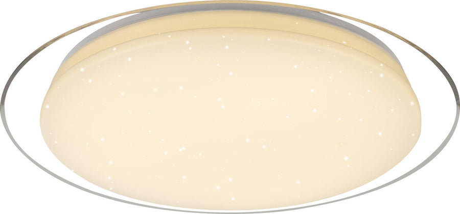 Vue rapprochée du plafonnier blanc allumé, anneau chromé et diffuseur étoilé