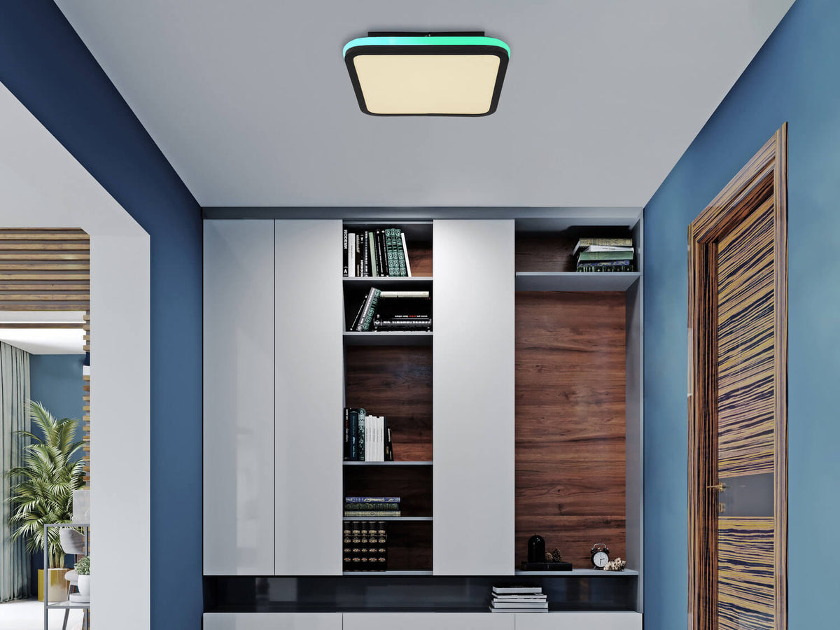 Mise en ambiance dans un intérieur bleu, plafonnier allumé avec liseré coloré