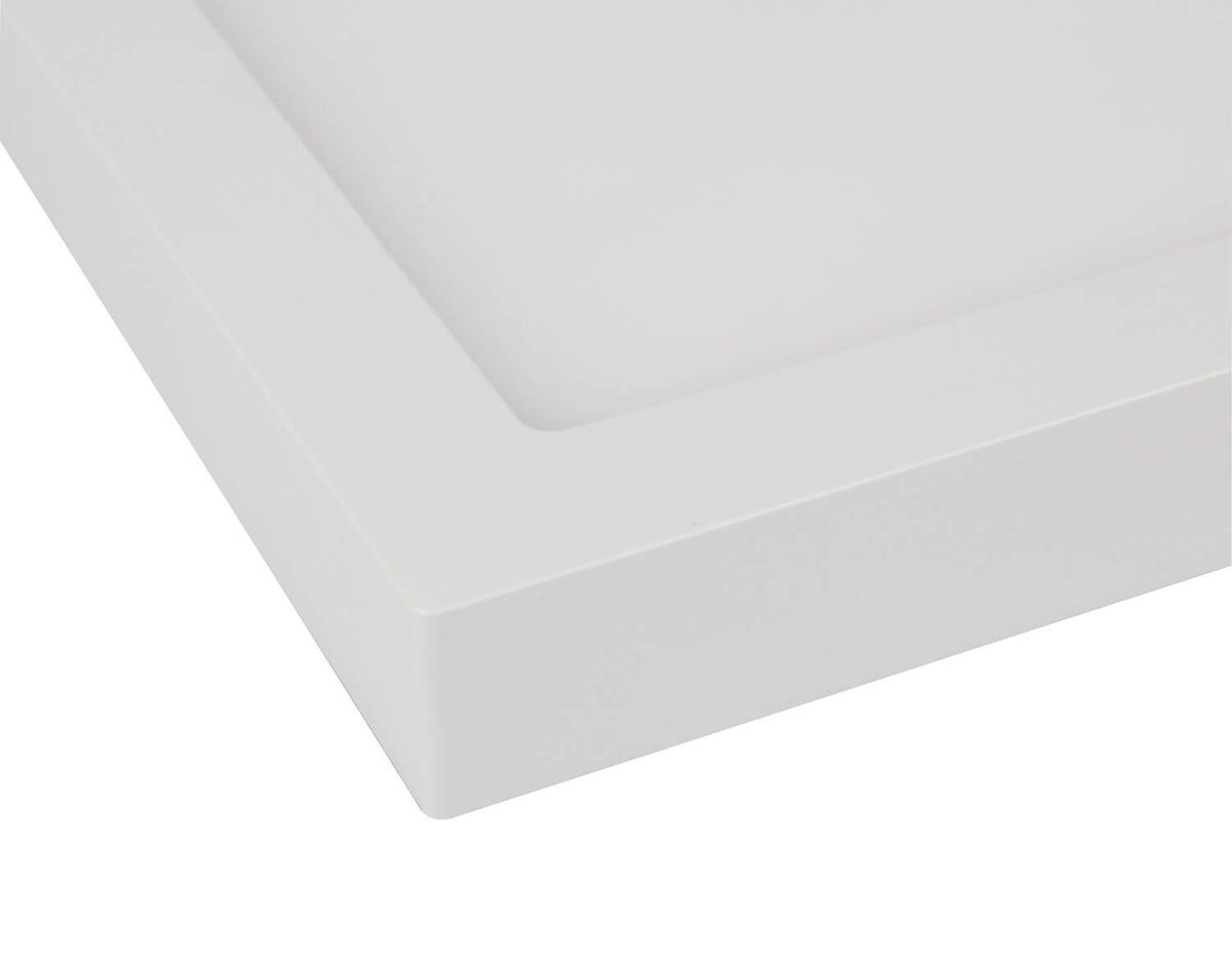 Détail de la finition : coin du cadre blanc biseauté et épaisseur du luminaire.