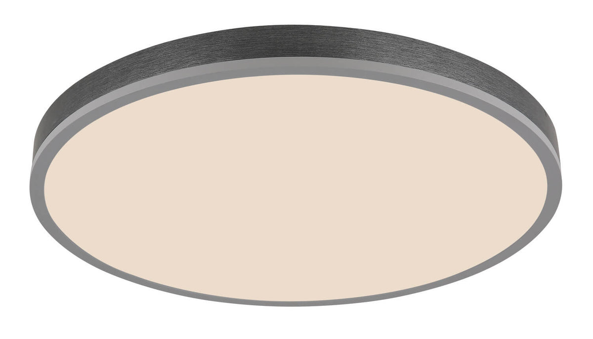 Vue rapprochée du luminaire rond, bord métal brossé et grand diffuseur beige clair