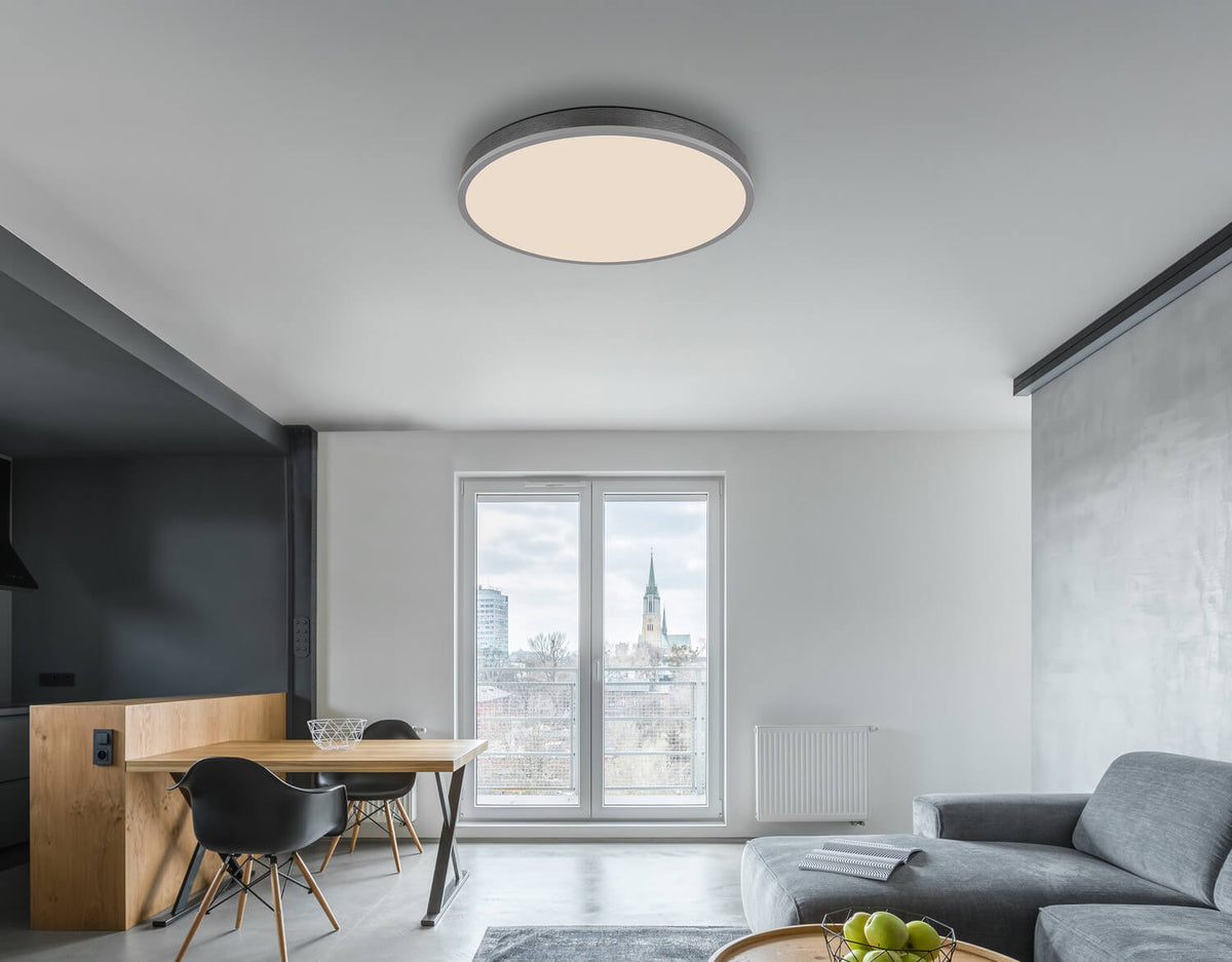 Mise en ambiance du plafonnier installé au plafond d'un séjour moderne et lumineux