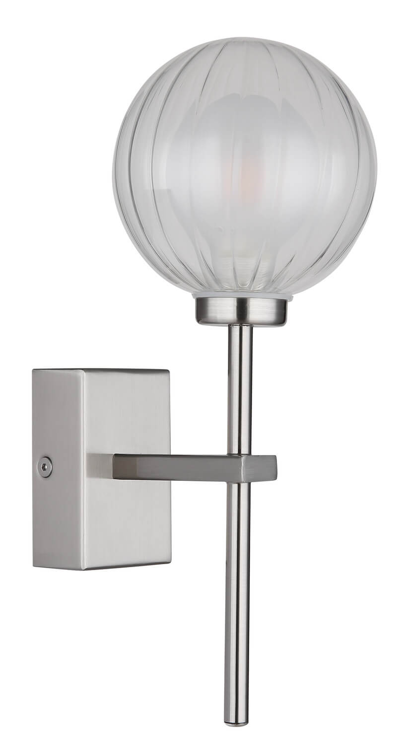 Applique murale éteinte, globe en verre transparent laissant voir l'ampoule à l'intérieur.