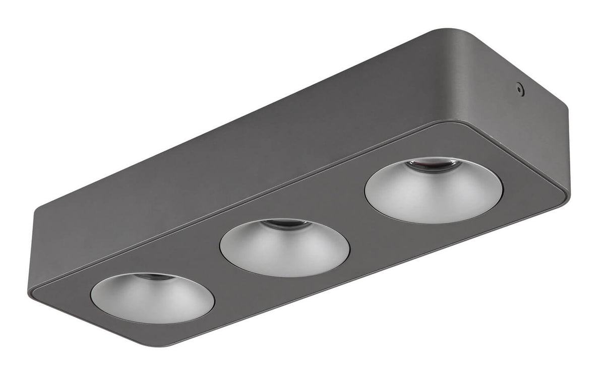 Détail des trois réflecteurs argentés métalliques, luminaire éteint vu de biais
