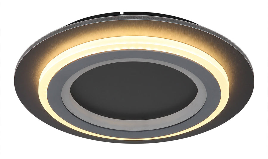 Gros plan du plafonnier allumé avec une lumière chaude et diffuse.