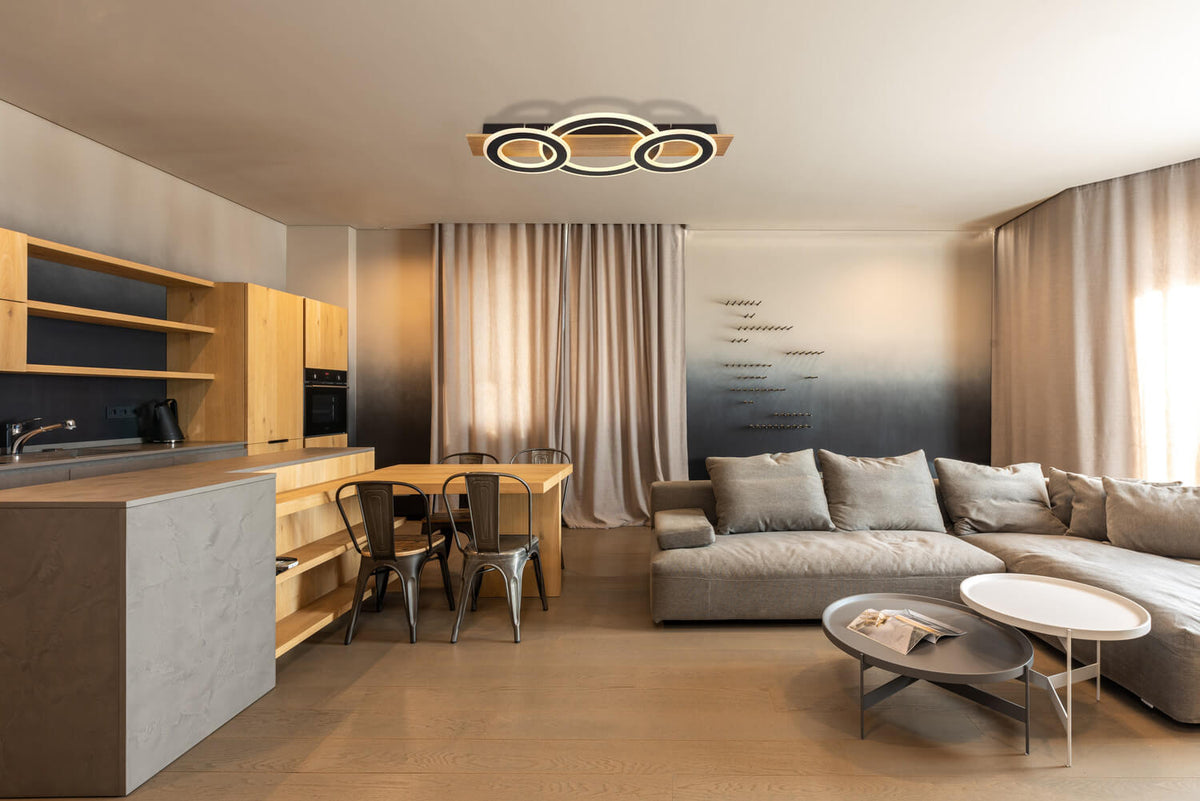 Mise en ambiance du plafonnier installé au plafond dans un séjour moderne avec cuisine.