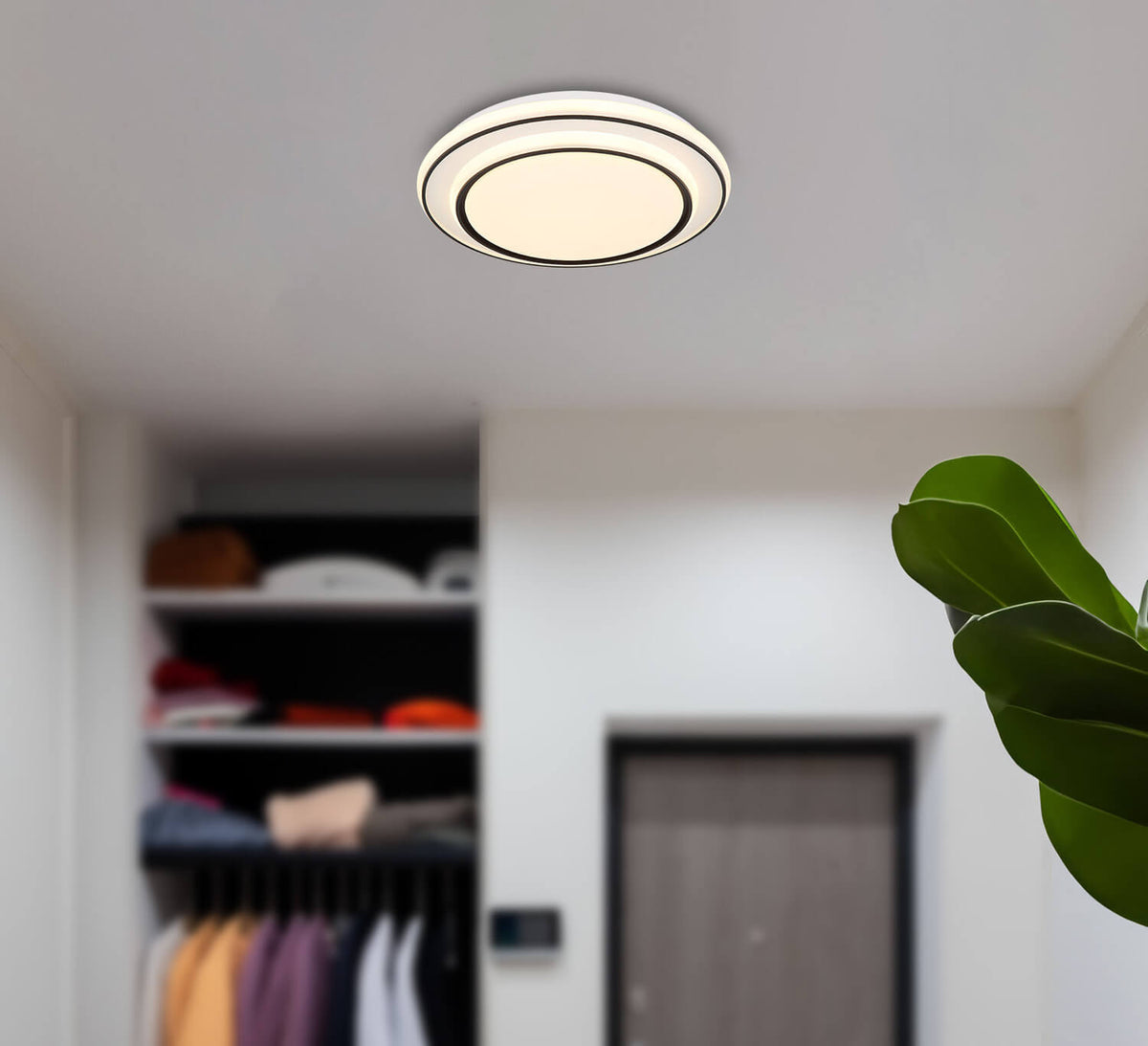 Mise en ambiance du plafonnier éteint au plafond d'une chambre avec dressing