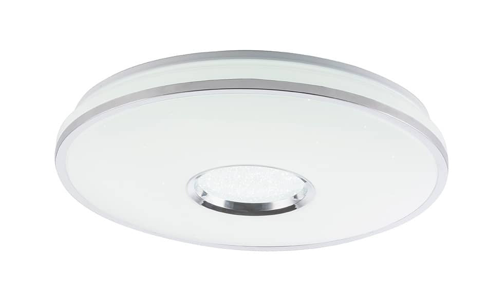 Vue rapprochée du plafonnier blanc allumé, bord chromé et cœur scintillant en verre texturé