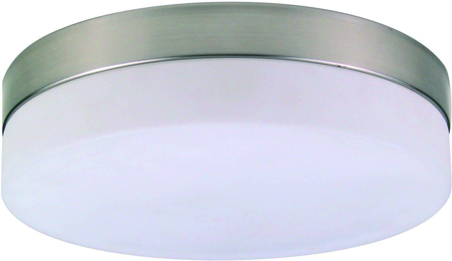Gros plan sur le bord en métal brossé et le diffuseur blanc du luminaire
