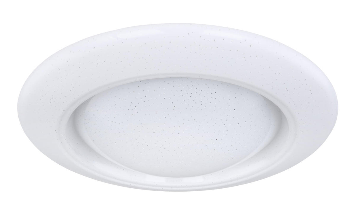 Vue de face du plafonnier blanc allumé, diffusant une lumière douce et homogène