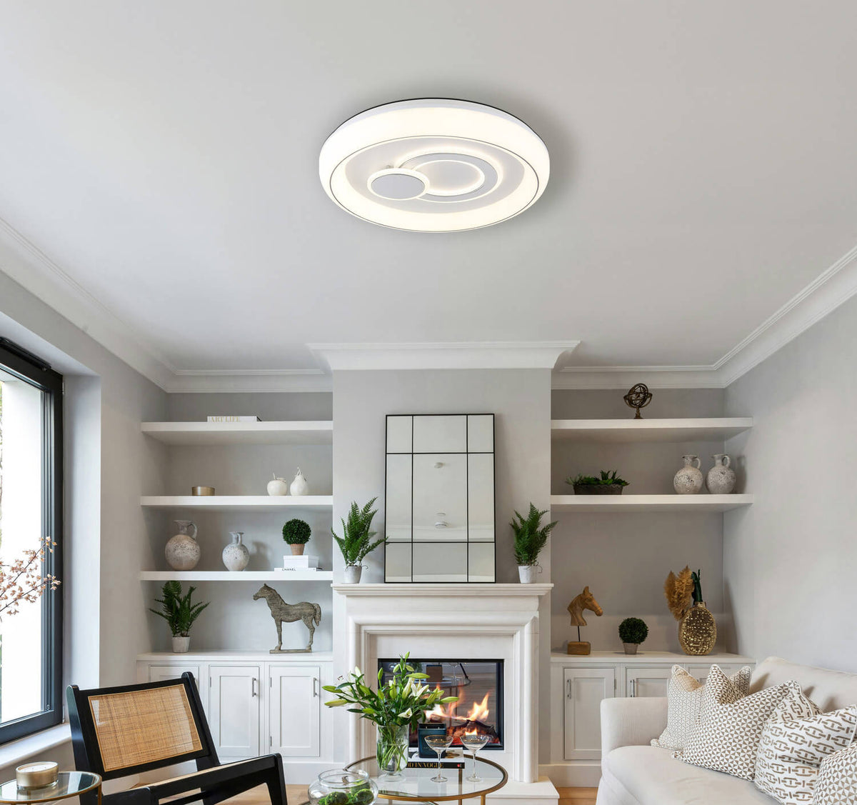 Mise en ambiance du plafonnier allumé dans un salon blanc contemporain