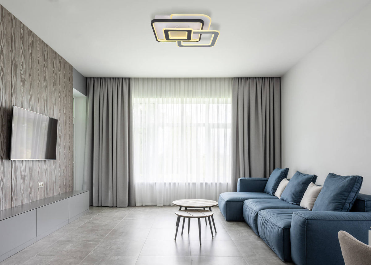 Mise en ambiance du plafonnier allumé dans un séjour moderne aux murs gris