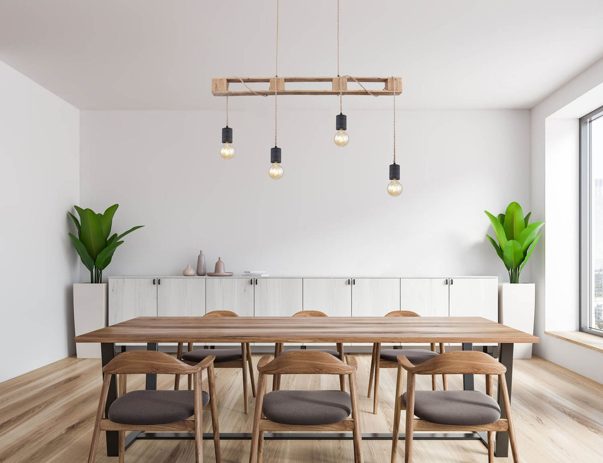 Mise en ambiance de la suspension au-dessus d'une table à manger en bois