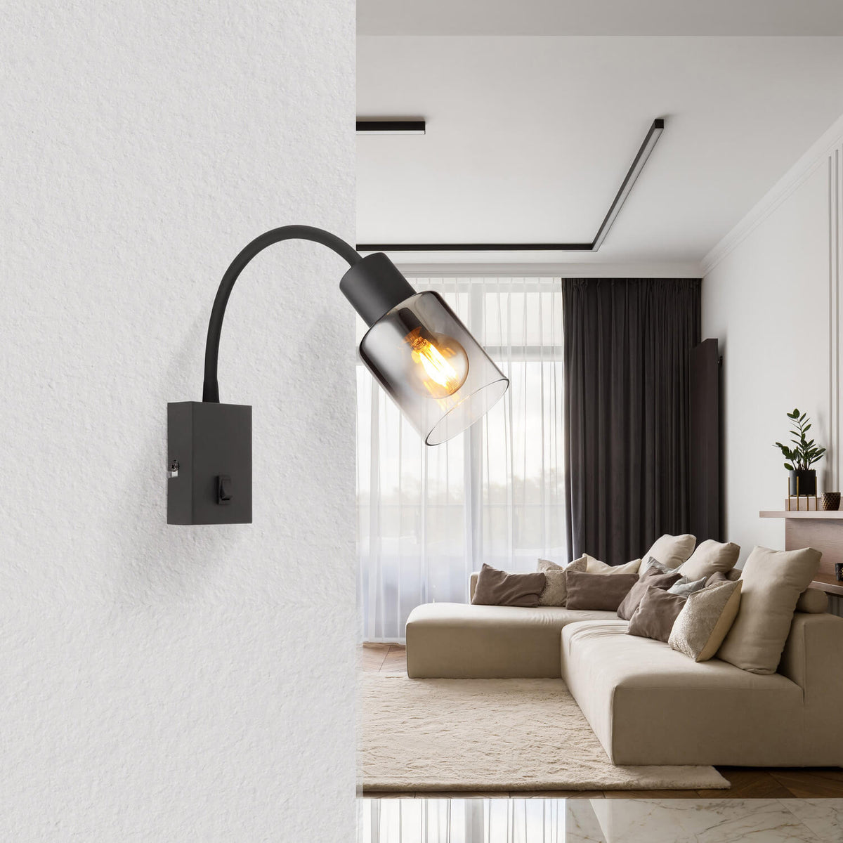 Mise en ambiance dans un salon moderne, applique allumée près d'un canapé beige