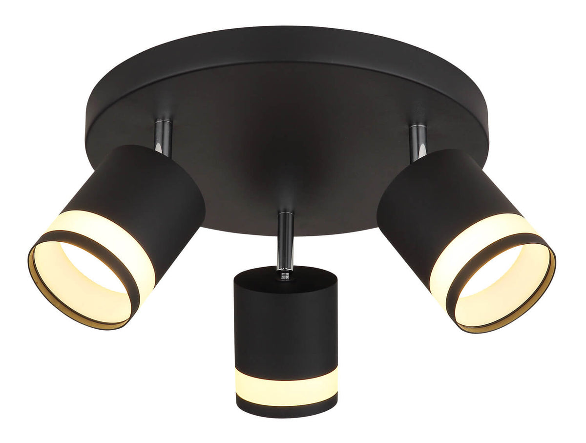 Vue de face du spot plafond noir mat à trois têtes orientables, sources allumées