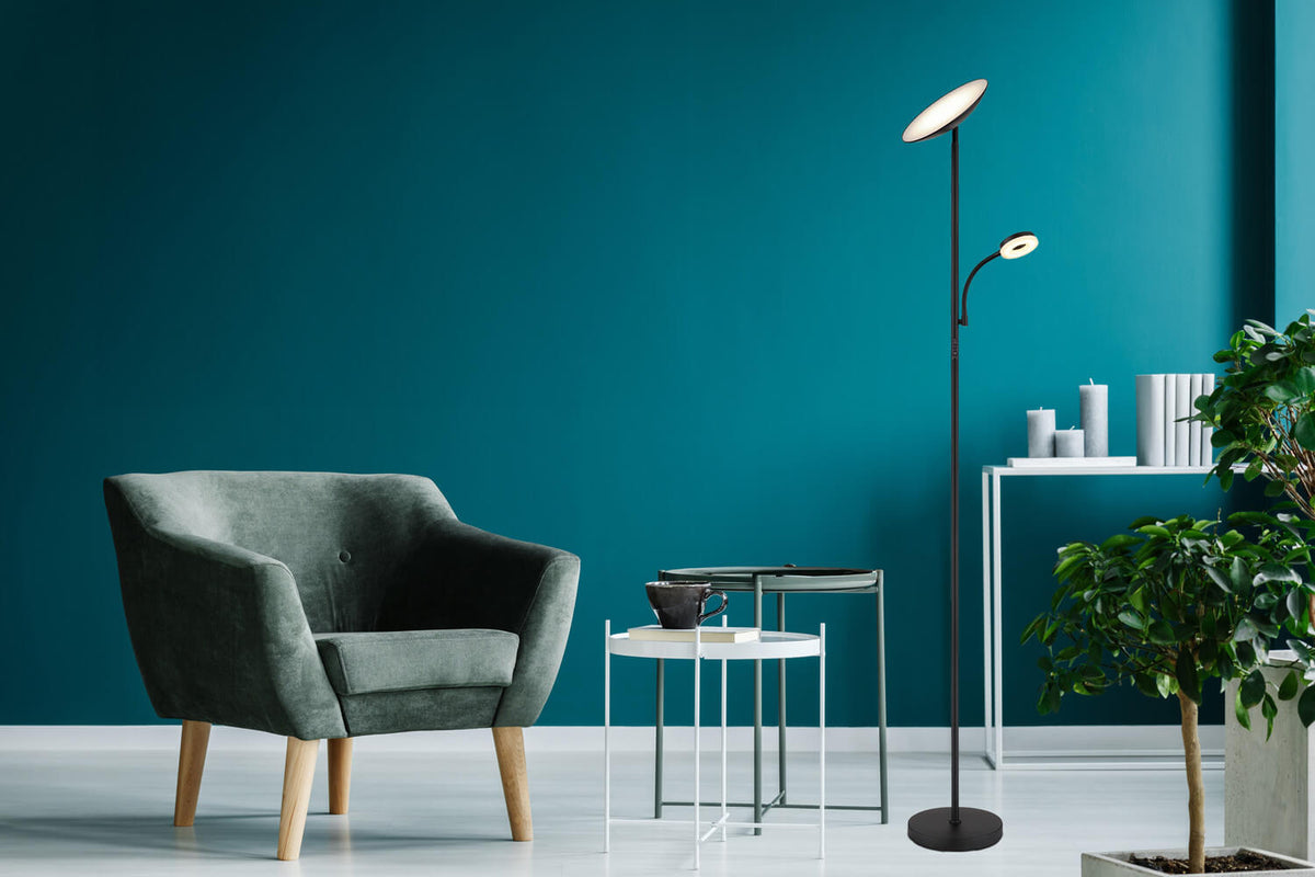 Mise en ambiance du lampadaire dans un intérieur contemporain aux murs bleu profond
