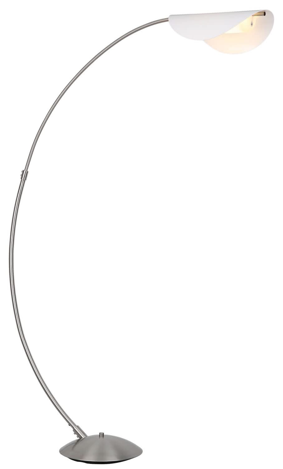 Vue de trois quarts du lampadaire courbé, structure nickel et diffuseur blanc éteint.