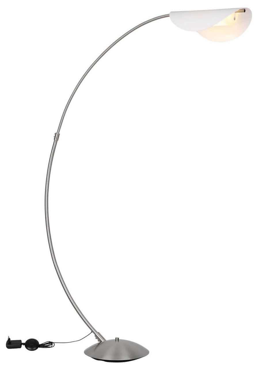 Lampadaire avec câble d'alimentation et prise visibles, abat-jour allumé sur fond blanc.