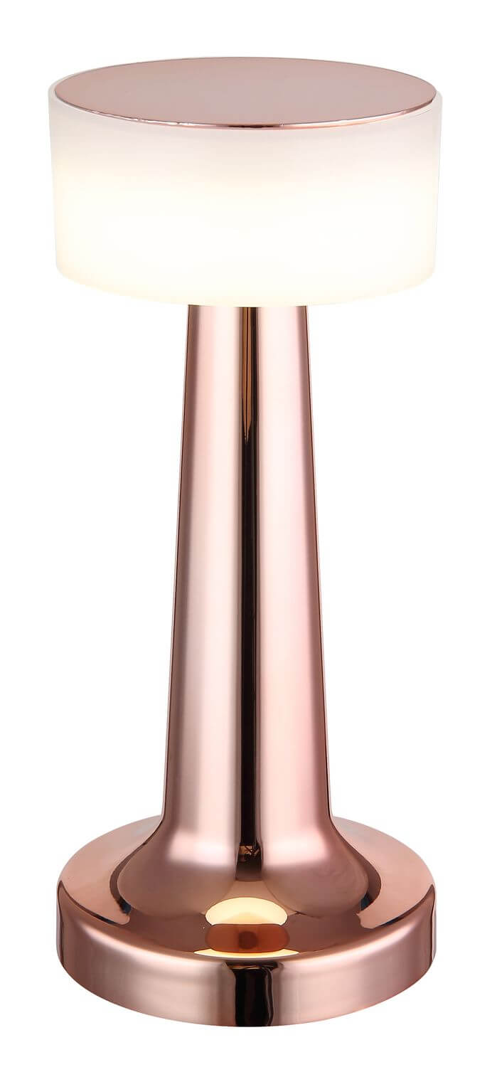 Gros plan sur le pied cuivré et la base ronde du luminaire